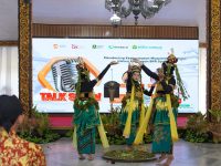 FOTO: Penampilan memukau tari Mowang Sangkal dari Sanggar Pakoe Jokotole saat kegiatan talkshow bertema “Mendorong Kepercayaan Masyarakat Melalui Inklusi Keuangan BPR Syariah” yang digelar BPRS Bhakti Sumekar di Pendopo Keraton Sumenep. (Panji Agira for wartazone.com)