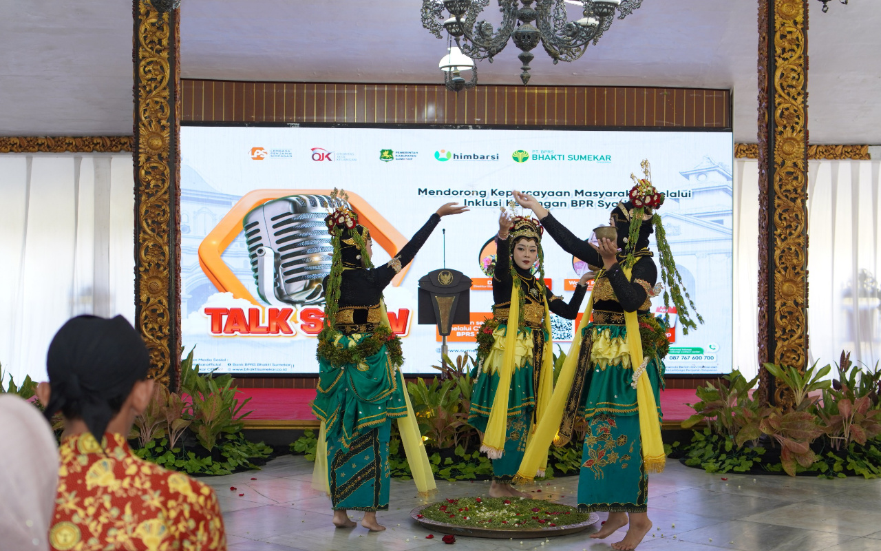 FOTO: Penampilan memukau tari Mowang Sangkal dari Sanggar Pakoe Jokotole saat kegiatan talkshow bertema “Mendorong Kepercayaan Masyarakat Melalui Inklusi Keuangan BPR Syariah” yang digelar BPRS Bhakti Sumekar di Pendopo Keraton Sumenep. (Panji Agira for wartazone.com)