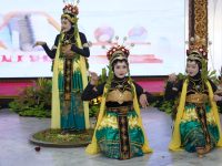 FOTO: Penampilan memukau tari Mowang Sangkal dari Sanggar Pakoe Jokotole saat kegiatan talkshow bertema “Mendorong Kepercayaan Masyarakat Melalui Inklusi Keuangan BPR Syariah” yang digelar BPRS Bhakti Sumekar di Pendopo Keraton Sumenep. (Panji Agira for wartazone.com)