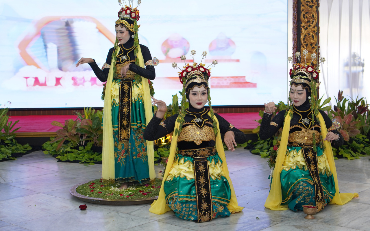 FOTO: Penampilan memukau tari Mowang Sangkal dari Sanggar Pakoe Jokotole saat kegiatan talkshow bertema “Mendorong Kepercayaan Masyarakat Melalui Inklusi Keuangan BPR Syariah” yang digelar BPRS Bhakti Sumekar di Pendopo Keraton Sumenep. (Panji Agira for wartazone.com)