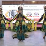 FOTO: Penampilan memukau tari Mowang Sangkal dari Sanggar Pakoe Jokotole saat kegiatan talkshow bertema “Mendorong Kepercayaan Masyarakat Melalui Inklusi Keuangan BPR Syariah” yang digelar BPRS Bhakti Sumekar di Pendopo Keraton Sumenep. (Panji Agira for wartazone.com)