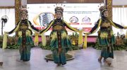 FOTO: Penampilan memukau tari Mowang Sangkal dari Sanggar Pakoe Jokotole saat kegiatan talkshow bertema “Mendorong Kepercayaan Masyarakat Melalui Inklusi Keuangan BPR Syariah” yang digelar BPRS Bhakti Sumekar di Pendopo Keraton Sumenep. (Panji Agira for wartazone.com)