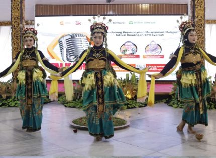 FOTO: Penampilan memukau tari Mowang Sangkal dari Sanggar Pakoe Jokotole saat kegiatan talkshow bertema “Mendorong Kepercayaan Masyarakat Melalui Inklusi Keuangan BPR Syariah” yang digelar BPRS Bhakti Sumekar di Pendopo Keraton Sumenep. (Panji Agira for wartazone.com)