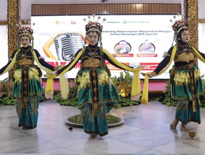 FOTO: Penampilan memukau tari Mowang Sangkal dari Sanggar Pakoe Jokotole saat kegiatan talkshow bertema “Mendorong Kepercayaan Masyarakat Melalui Inklusi Keuangan BPR Syariah” yang digelar BPRS Bhakti Sumekar di Pendopo Keraton Sumenep. (Panji Agira for wartazone.com)