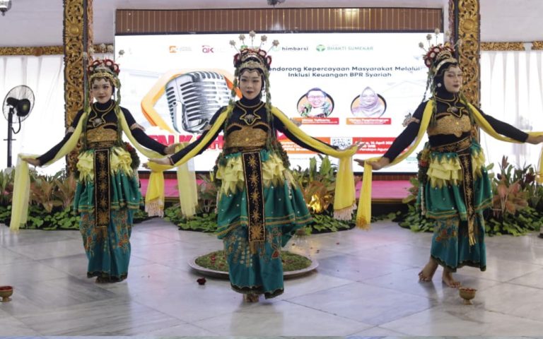 FOTO: Penampilan memukau tari Mowang Sangkal dari Sanggar Pakoe Jokotole saat kegiatan talkshow bertema “Mendorong Kepercayaan Masyarakat Melalui Inklusi Keuangan BPR Syariah” yang digelar BPRS Bhakti Sumekar di Pendopo Keraton Sumenep. (Panji Agira for wartazone.com)