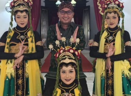FOTO: Para penari Mowang Sangkal dari Sanggar Pakoe Jokotole saat kegiatan talkshow bertema “Mendorong Kepercayaan Masyarakat Melalui Inklusi Keuangan BPR Syariah” yang digelar BPRS Bhakti Sumekar di Pendopo Keraton Sumenep. (Panji Agira for wartazone.com)