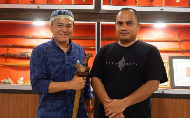 FOTO: Akademisi sekaligus pemerhati budaya Kabupaten Sumenep, Dr. Naghfir (berkopiah). (Ist/wartazone.com)