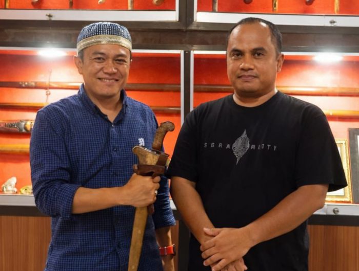 FOTO: Akademisi sekaligus pemerhati budaya Kabupaten Sumenep, Dr. Naghfir (berkopiah). (Ist/wartazone.com)