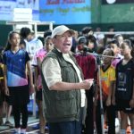 FOTO: Wakil Bupati Sumenep, KH. Imam Hasyim saat membuka turnamen bulutangkis dalam rangka Hari Pendidikan Nasional, di GOR Badminton Sumekar, Jumat (24/4/2026).