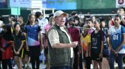 FOTO: Wakil Bupati Sumenep, KH. Imam Hasyim saat membuka turnamen bulutangkis dalam rangka Hari Pendidikan Nasional, di GOR Badminton Sumekar, Jumat (24/4/2026).