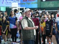 FOTO: Wakil Bupati Sumenep, KH. Imam Hasyim saat membuka turnamen bulutangkis dalam rangka Hari Pendidikan Nasional, di GOR Badminton Sumekar, Jumat (24/4/2026).