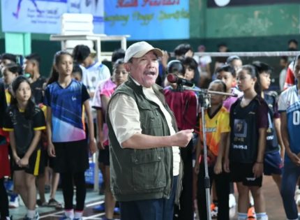 FOTO: Wakil Bupati Sumenep, KH. Imam Hasyim saat membuka turnamen bulutangkis dalam rangka Hari Pendidikan Nasional, di GOR Badminton Sumekar, Jumat (24/4/2026).