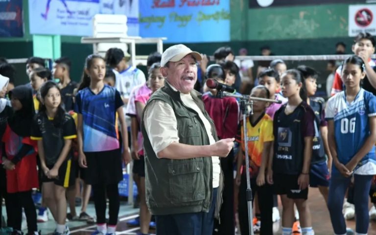 FOTO: Wakil Bupati Sumenep, KH. Imam Hasyim saat membuka turnamen bulutangkis dalam rangka Hari Pendidikan Nasional, di GOR Badminton Sumekar, Jumat (24/4/2026).