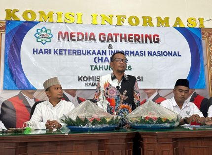 FOTO: Ketua KI Sumenep, Ahmad Rifa’i, saat menyampaikan sambutan dalam media gathering dalam rangka peringatan Hari Keterbukaan Informasi Nasional (HAKIN) 2026, di kantor KI Sumenep. (Panji Agira/wartazone.com)