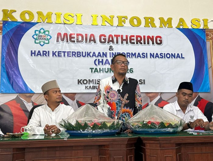 FOTO: Ketua KI Sumenep, Ahmad Rifa’i, saat menyampaikan sambutan dalam media gathering dalam rangka peringatan Hari Keterbukaan Informasi Nasional (HAKIN) 2026, di kantor KI Sumenep. (Panji Agira/wartazone.com)