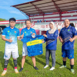 FOTO: Tim RSUD dr. H. Moh. Anwar Sumenep saat menjalani pertandingan sepak bola persahabatan melawan tim BPRS Bhakti Sumekar, di Stadion A. Yani, Sumenep. (Ist/wartazone.com)