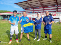 FOTO: Tim RSUD dr. H. Moh. Anwar Sumenep saat menjalani pertandingan sepak bola persahabatan melawan tim BPRS Bhakti Sumekar, di Stadion A. Yani, Sumenep. (Ist/wartazone.com)