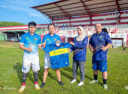 FOTO: Tim RSUD dr. H. Moh. Anwar Sumenep saat menjalani pertandingan sepak bola persahabatan melawan tim BPRS Bhakti Sumekar, di Stadion A. Yani, Sumenep. (Ist/wartazone.com)