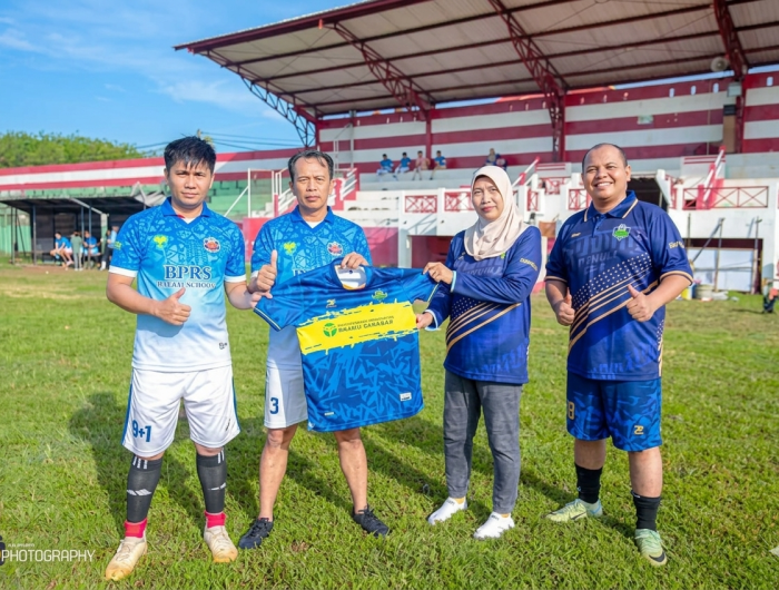 FOTO: Tim RSUD dr. H. Moh. Anwar Sumenep saat menjalani pertandingan sepak bola persahabatan melawan tim BPRS Bhakti Sumekar, di Stadion A. Yani, Sumenep. (Ist/wartazone.com)