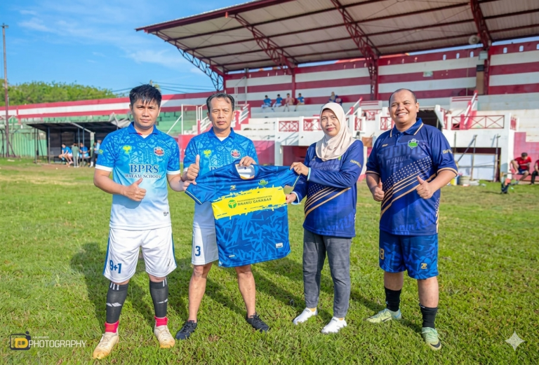 FOTO: Tim RSUD dr. H. Moh. Anwar Sumenep saat menjalani pertandingan sepak bola persahabatan melawan tim BPRS Bhakti Sumekar, di Stadion A. Yani, Sumenep. (Ist/wartazone.com)