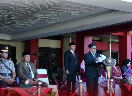 FOTO: Wakil Bupati Sumenep KH. Imam Hasyim menghadiri upacara peringatan Hari Pendidikan Nasional dan Hari Kebangkitan Nasional, di lingkungan Kantor Bupati Sumenep, Rabu (20/5/2026).