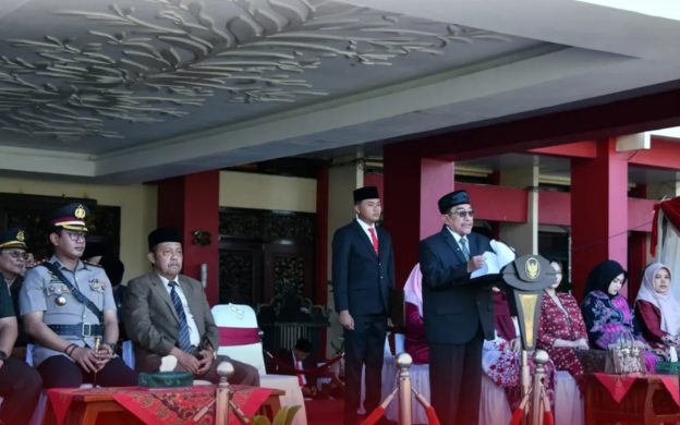 FOTO: Wakil Bupati Sumenep KH. Imam Hasyim menghadiri upacara peringatan Hari Pendidikan Nasional dan Hari Kebangkitan Nasional, di lingkungan Kantor Bupati Sumenep, Rabu (20/5/2026).