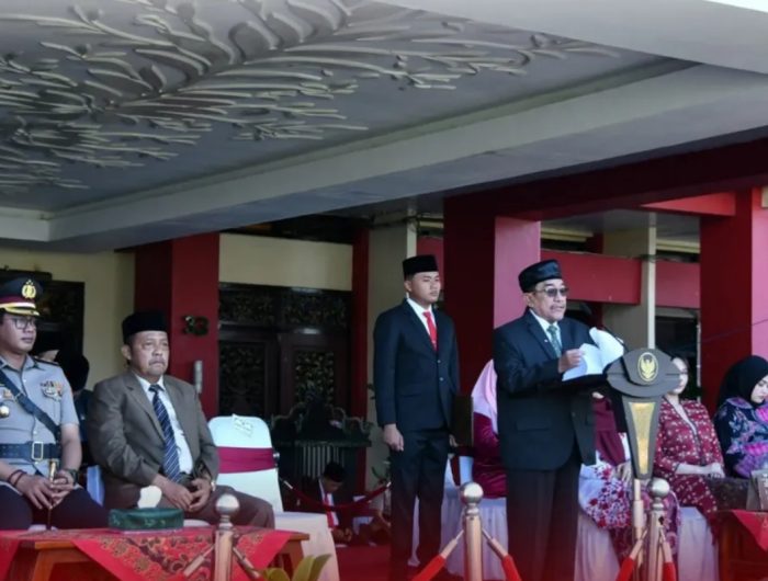 FOTO: Wakil Bupati Sumenep KH. Imam Hasyim menghadiri upacara peringatan Hari Pendidikan Nasional dan Hari Kebangkitan Nasional, di lingkungan Kantor Bupati Sumenep, Rabu (20/5/2026).