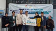 FOTO: Perwakilan mahasiswa asal Kepulauan Sapeken dan Raas menerima Beasiswa Pelita secara simbolis, program kolaborasi antara SKK Migas dan Kangean Energy Indonesia (KEI). (Ist/wartazone.com)