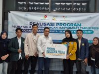 FOTO: Perwakilan mahasiswa asal Kepulauan Sapeken dan Raas menerima Beasiswa Pelita secara simbolis, program kolaborasi antara SKK Migas dan Kangean Energy Indonesia (KEI). (Ist/wartazone.com)