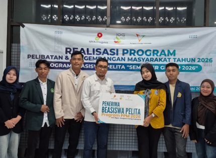 FOTO: Perwakilan mahasiswa asal Kepulauan Sapeken dan Raas menerima Beasiswa Pelita secara simbolis, program kolaborasi antara SKK Migas dan Kangean Energy Indonesia (KEI). (Ist/wartazone.com)