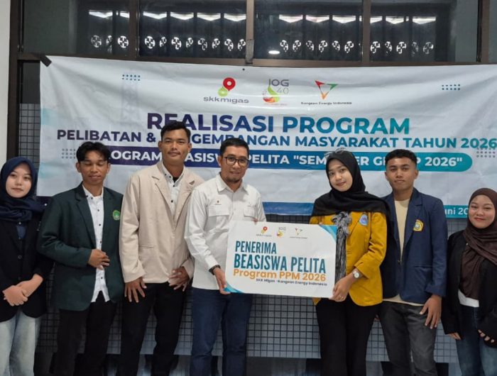 FOTO: Perwakilan mahasiswa asal Kepulauan Sapeken dan Raas menerima Beasiswa Pelita secara simbolis, program kolaborasi antara SKK Migas dan Kangean Energy Indonesia (KEI). (Ist/wartazone.com)