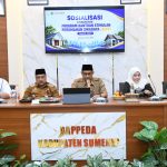 FOTO: Sekretaris Daerah Kabupaten Sumenep, Agus Dwi Saputra, menyampaikan sambutan sosialisasi Program Bantuan Stimulan Perumahan Swadaya (BSPS) Tahun 2026, di Aula Potre Koneng, Kantor Bappeda Sumenep, Selasa (9/6/2026).