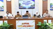 FOTO: Sekretaris Daerah Kabupaten Sumenep, Agus Dwi Saputra, menyampaikan sambutan sosialisasi Program Bantuan Stimulan Perumahan Swadaya (BSPS) Tahun 2026, di Aula Potre Koneng, Kantor Bappeda Sumenep, Selasa (9/6/2026).