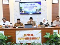 FOTO: Sekretaris Daerah Kabupaten Sumenep, Agus Dwi Saputra, menyampaikan sambutan sosialisasi Program Bantuan Stimulan Perumahan Swadaya (BSPS) Tahun 2026, di Aula Potre Koneng, Kantor Bappeda Sumenep, Selasa (9/6/2026).