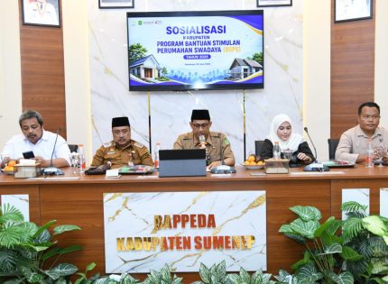 FOTO: Sekretaris Daerah Kabupaten Sumenep, Agus Dwi Saputra, menyampaikan sambutan sosialisasi Program Bantuan Stimulan Perumahan Swadaya (BSPS) Tahun 2026, di Aula Potre Koneng, Kantor Bappeda Sumenep, Selasa (9/6/2026).