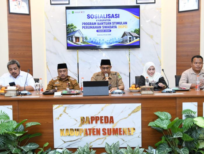 FOTO: Sekretaris Daerah Kabupaten Sumenep, Agus Dwi Saputra, menyampaikan sambutan sosialisasi Program Bantuan Stimulan Perumahan Swadaya (BSPS) Tahun 2026, di Aula Potre Koneng, Kantor Bappeda Sumenep, Selasa (9/6/2026).