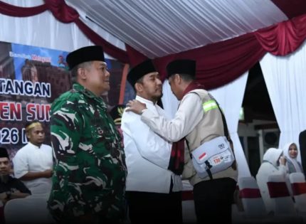 FOTO: Bupati Sumenep, Achmad Fauzi Wongsojudo, saat penyambutan kepulangan jemaah haji asal Kabupaten Sumenep. (Ist/wartazone.com)