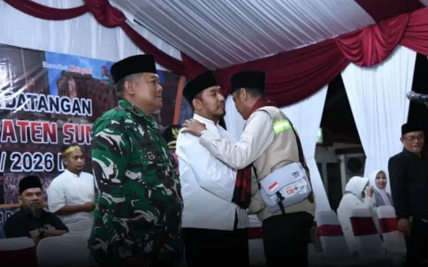 FOTO: Bupati Sumenep, Achmad Fauzi Wongsojudo, saat penyambutan kepulangan jemaah haji asal Kabupaten Sumenep. (Ist/wartazone.com)