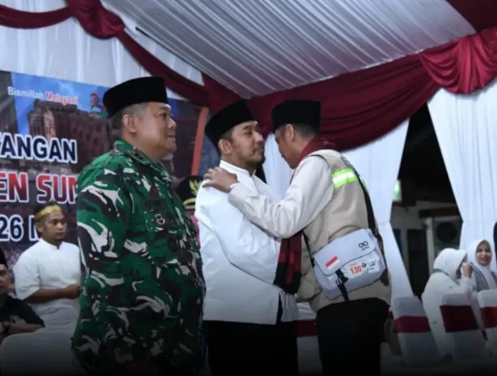 FOTO: Bupati Sumenep, Achmad Fauzi Wongsojudo, saat penyambutan kepulangan jemaah haji asal Kabupaten Sumenep. (Ist/wartazone.com)