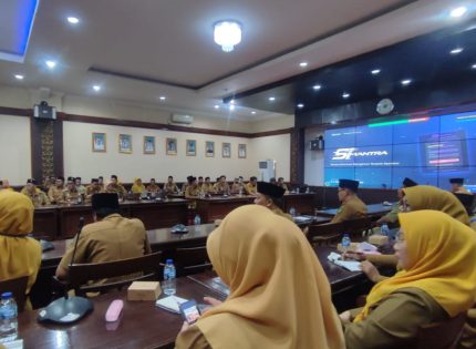 FOTO: Bupati Sumenep Achmad Fauzi Wongsojudo, saat peluncuran Sistem Informasi Manajemen Terpadu Aparatur (SIMANTRA), pada kegiatan Sosialisasi Implementasi Manajemen Talenta ASN di Kantor Pemkab Sumenep, Senin (22/6/2026).