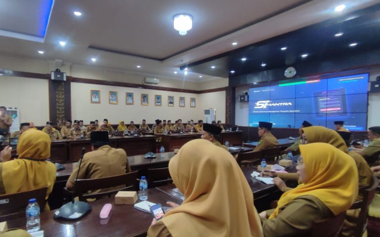 FOTO: Bupati Sumenep Achmad Fauzi Wongsojudo, saat peluncuran Sistem Informasi Manajemen Terpadu Aparatur (SIMANTRA), pada kegiatan Sosialisasi Implementasi Manajemen Talenta ASN di Kantor Pemkab Sumenep, Senin (22/6/2026).