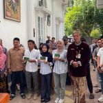FOTO: Penyaluran bantuan beasiswa pendidikan oleh Anggota DPRD Sumenep dari Fraksi PDI Perjuangan, Nia Kurnia Fauzi, di Desa Torbang, Kecamatan Batuan, Kamis (25/6/2026).