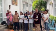 FOTO: Penyaluran bantuan beasiswa pendidikan oleh Anggota DPRD Sumenep dari Fraksi PDI Perjuangan, Nia Kurnia Fauzi, di Desa Torbang, Kecamatan Batuan, Kamis (25/6/2026).