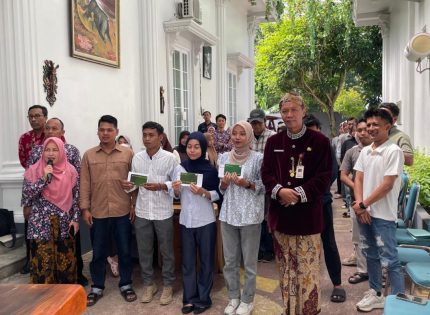 FOTO: Penyaluran bantuan beasiswa pendidikan oleh Anggota DPRD Sumenep dari Fraksi PDI Perjuangan, Nia Kurnia Fauzi, di Desa Torbang, Kecamatan Batuan, Kamis (25/6/2026).