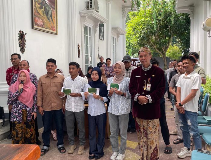FOTO: Penyaluran bantuan beasiswa pendidikan oleh Anggota DPRD Sumenep dari Fraksi PDI Perjuangan, Nia Kurnia Fauzi, di Desa Torbang, Kecamatan Batuan, Kamis (25/6/2026).