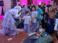 MERIAH: Perayaan ulang tahun ke-7 Afifah, putri Owner PT Arinna Makmur Sentosa, memberikan santunan kepada 1.000 anak yatim, di Aula Tuan Ghube, Universitas Bahaudin Mudhary (UNIBA) Madura, Kamis (25/6/2026).