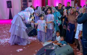 MERIAH: Perayaan ulang tahun ke-7 Afifah, putri Owner PT Arinna Makmur Sentosa, memberikan santunan kepada 1.000 anak yatim, di Aula Tuan Ghube, Universitas Bahaudin Mudhary (UNIBA) Madura, Kamis (25/6/2026).