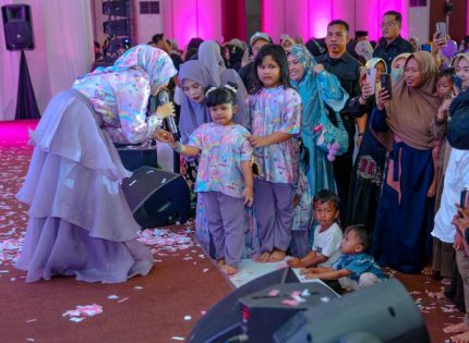MERIAH: Perayaan ulang tahun ke-7 Afifah, putri Owner PT Arinna Makmur Sentosa, memberikan santunan kepada 1.000 anak yatim, di Aula Tuan Ghube, Universitas Bahaudin Mudhary (UNIBA) Madura, Kamis (25/6/2026).