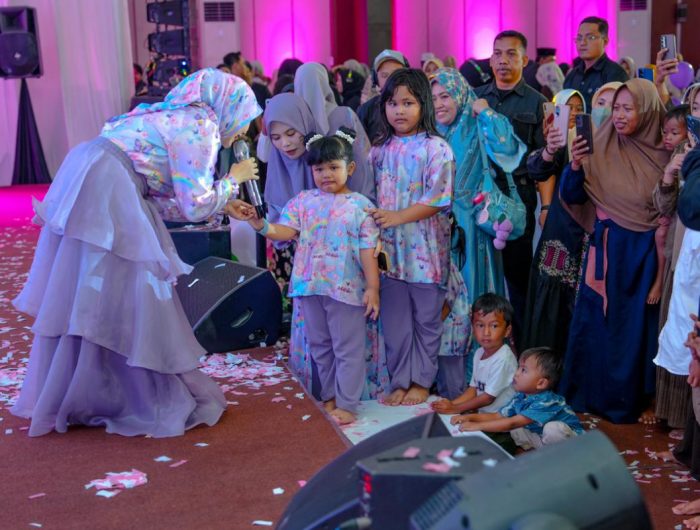 MERIAH: Perayaan ulang tahun ke-7 Afifah, putri Owner PT Arinna Makmur Sentosa, memberikan santunan kepada 1.000 anak yatim, di Aula Tuan Ghube, Universitas Bahaudin Mudhary (UNIBA) Madura, Kamis (25/6/2026).