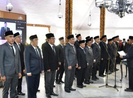 FOTO: Bupati Sumenep, Achmad Fauzi Wongsojudo, melantik dan pengambilan sumpah jabatan 25 pejabat administrator, di lingkungan Pemkab Sumenep. (Ist/wartazone.com)
